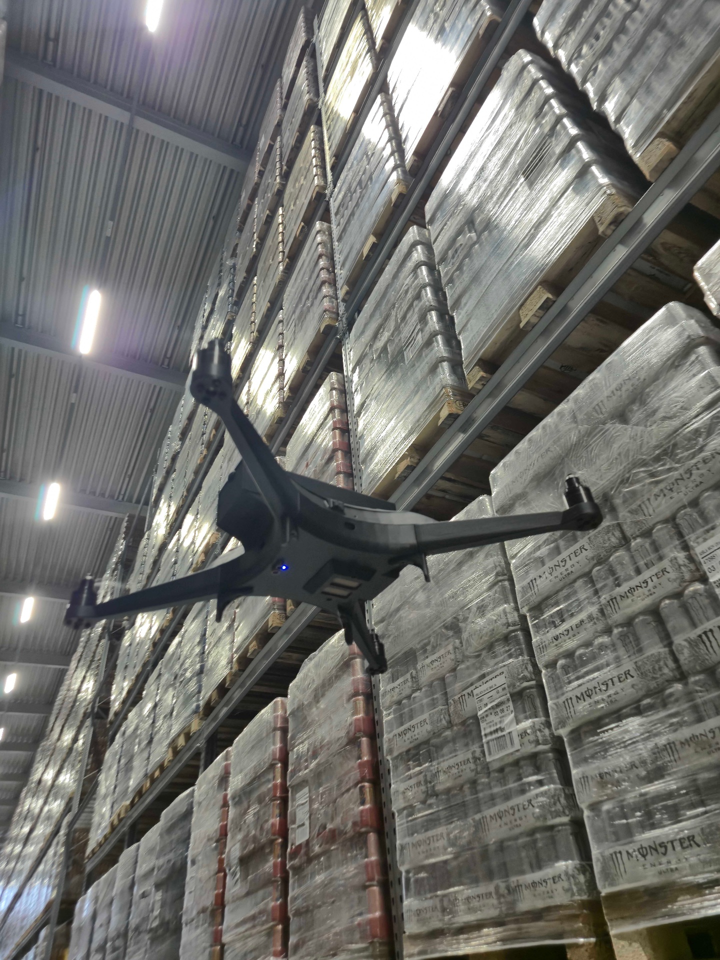 Drone FlyDev entre racks de um armazém 3PL
